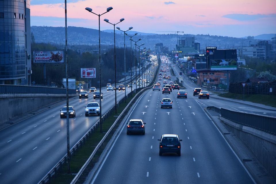 Wynajem samochodów na różne okazje - przewóz osób w praktyce